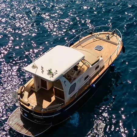 Palazzo Storico Vista Mare Nel Borgo Di - Charme E Relax